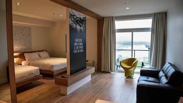 Escritorio, espacio para trabajar con laptop y cortinas blackout