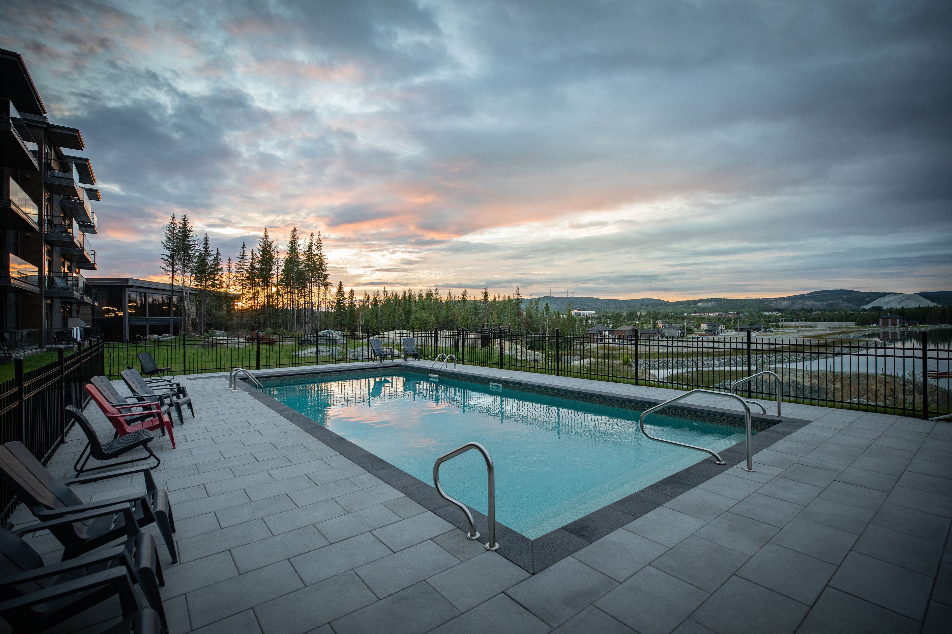 Een seizoensgebonden buitenzwembad en parasols bij het zwembad