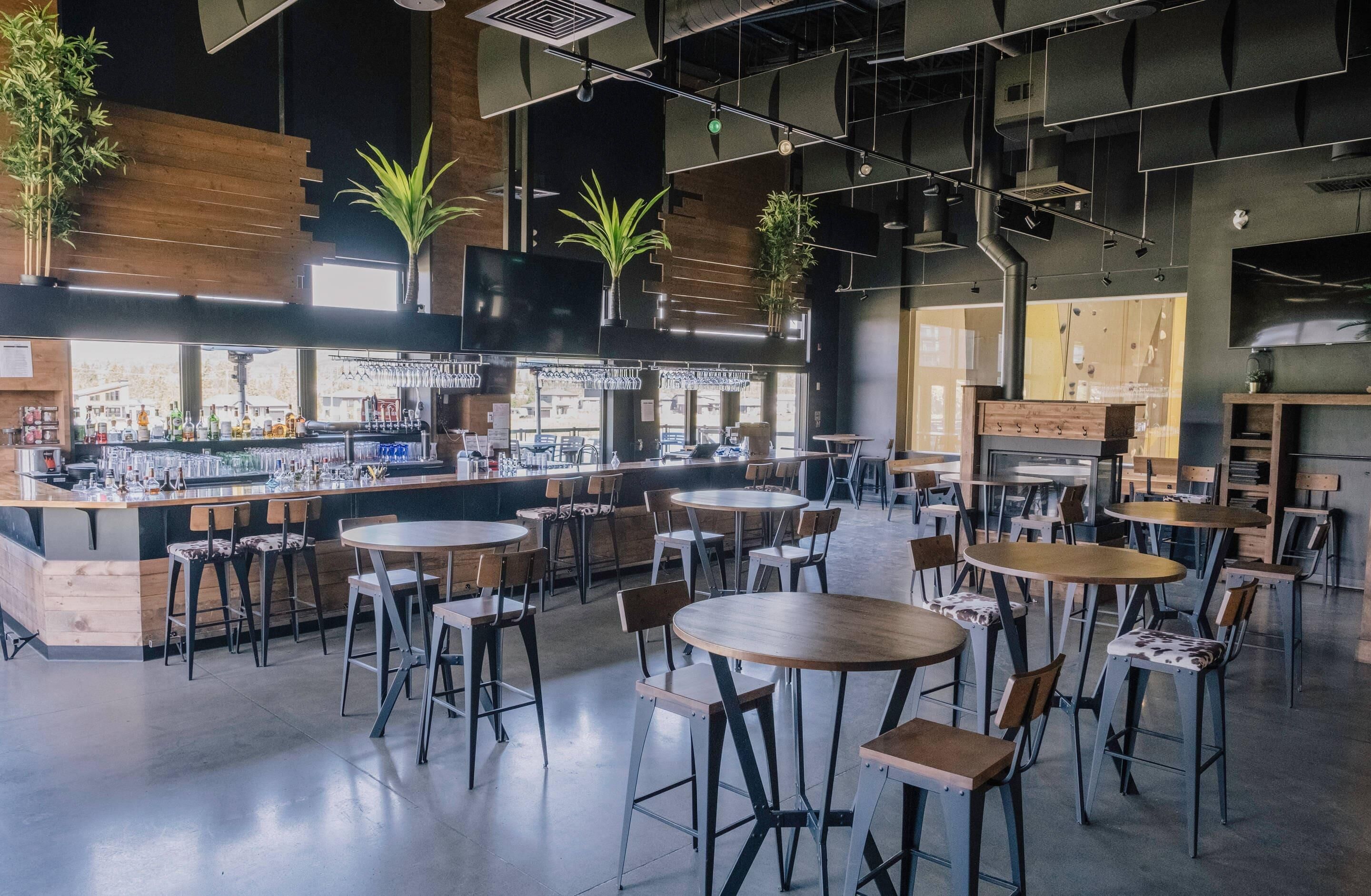 2 restaurants; breakfast, lunch, and dinner served