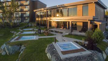 Behandelingskamers voor koppels, een sauna, een bubbelbad, een stoombad