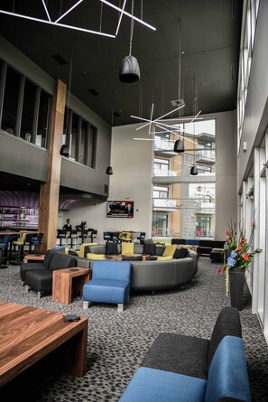 Sert le déjeuner et le dîner