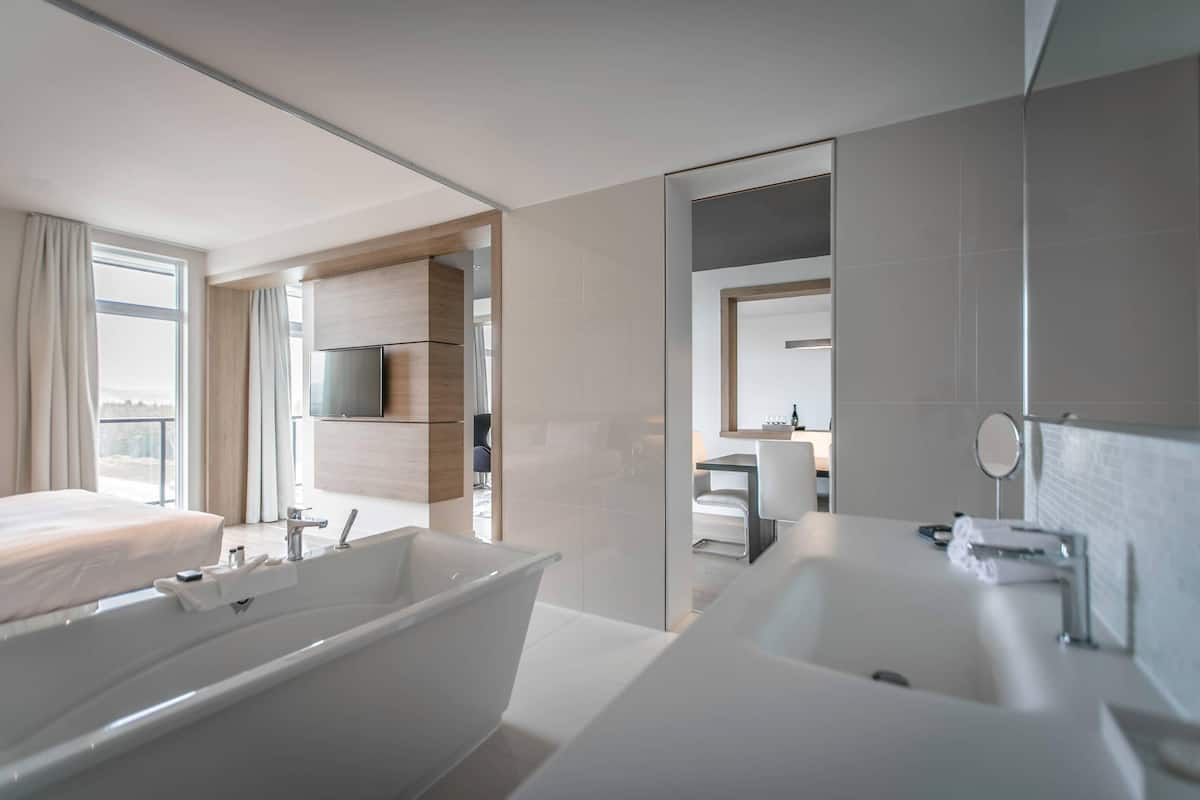 Executive Suite, 1 King Bed, Non Smoking, Lake View