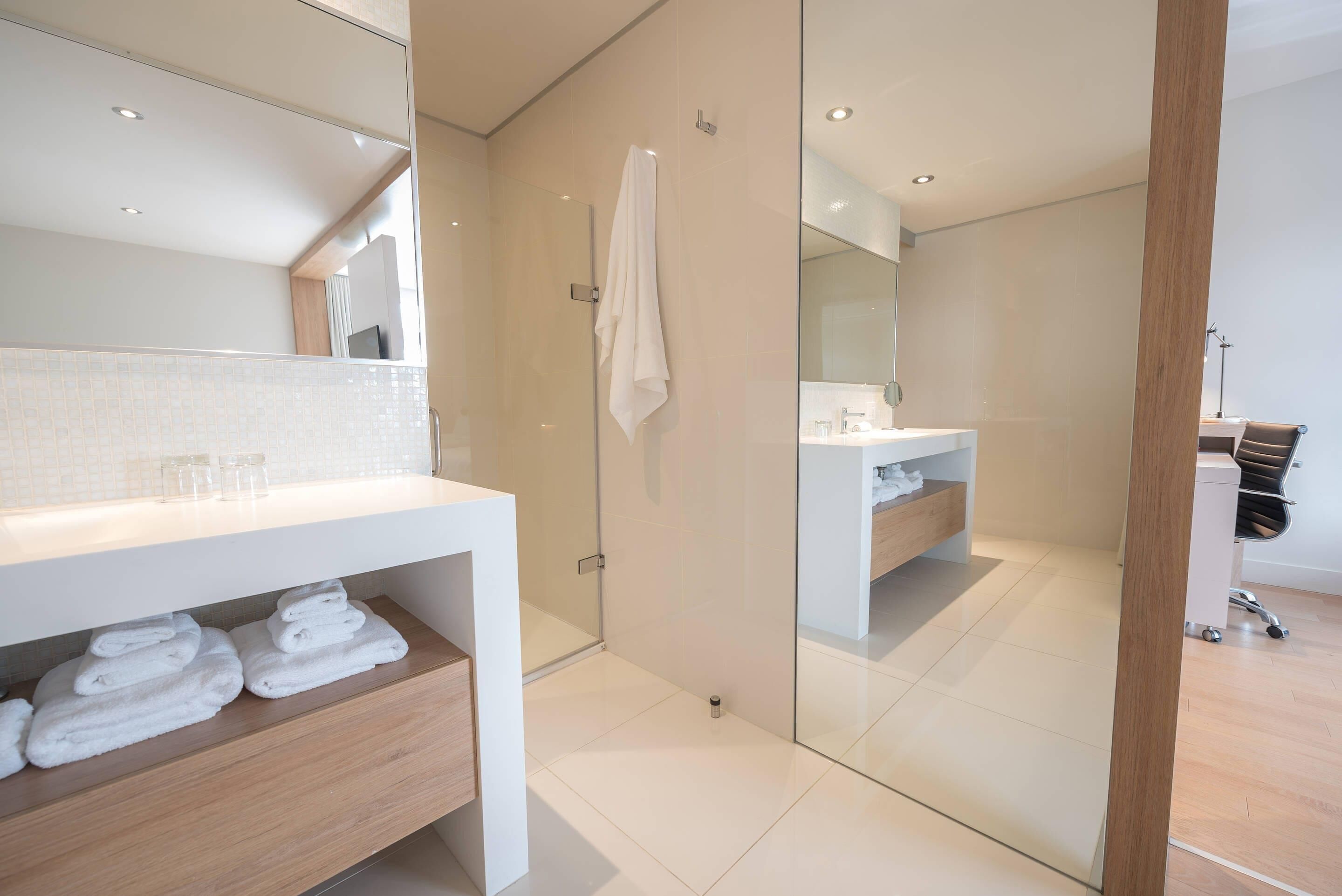 Bureau, espace de travail pour ordinateur portable, rideaux occultants