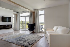 Suite exécutive, 1 très grand lit et 1 canapé-lit, vue sur le lac | Salle de séjour | Téléviseur à écran plat de 42 po avec télévision par câble, téléviseur