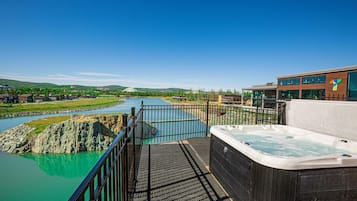 Piscine extérieure en saison, accès possible de 9 h à 21 h, parasols