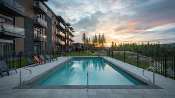 Alberca al aire libre por temporada y sombrillas en la alberca