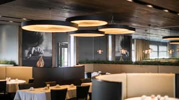 2 restaurantes; se sirve desayuno, almuerzo y cena