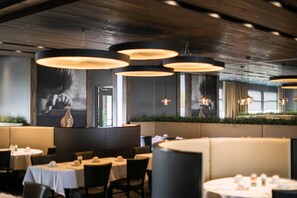 2 restaurantes; se sirven desayunos y cocina local e internacional 
