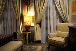 Habitación individual Deluxe, 1 cama de matrimonio grande | Caja fuerte, escritorio, tabla de planchar con plancha y wifi gratis