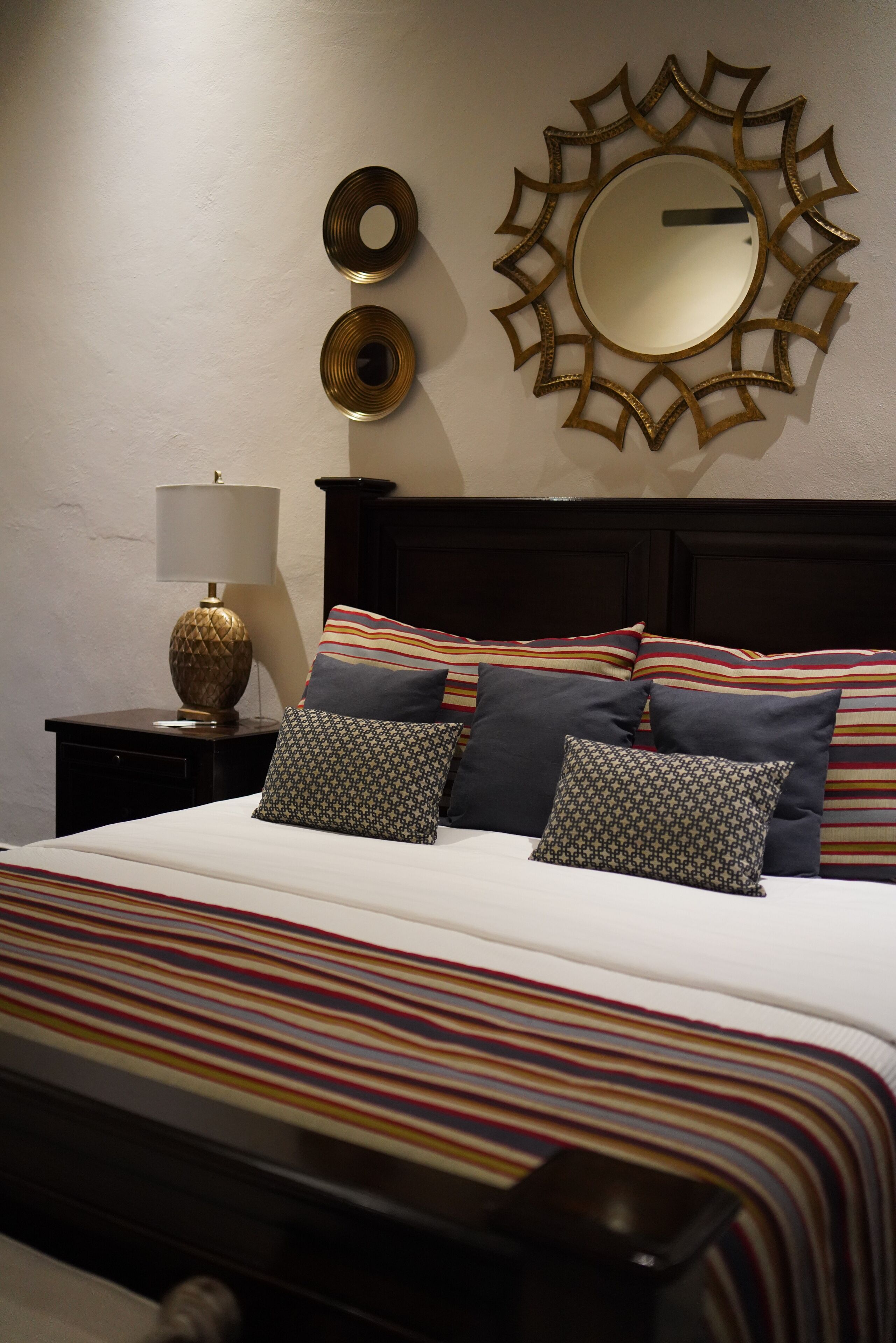 deluxe single room, 1 king bed | in-room safe, desk, iron/ironing board, free wifi