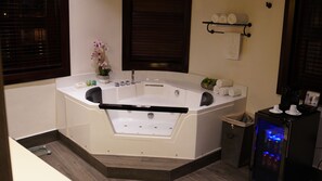 Suite estudio Deluxe | Baño | Amenidades de baño gratuitas, secadora de cabello, toallas, jabón