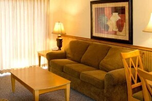 Classic Room, 2 Bedrooms, Kitchen, Lake View | Living area