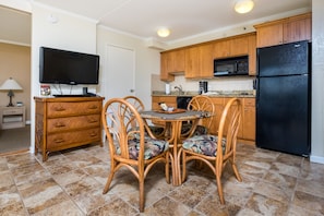 Suite superior, 1 habitación | Cocina privada | Refrigerador con congelador, microondas, horno y parrilla de estufa 