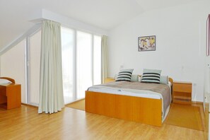 セーフティボックス (室内)、デスク、ベビーベッド (無料)、WiFi (無料)