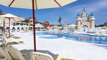 2 buitenzwembaden, gratis zwembadcabana's, parasols voor strand/zwembad