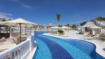 2 piscines extérieures, cabanons gratuits, parasols de plage