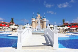2 座室外游泳池，提供免費遮陽小屋和泳池遮陽傘
