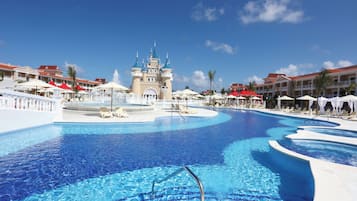 2 piscine all'aperto, cabine incluse nel prezzo, ombrelloni da piscina