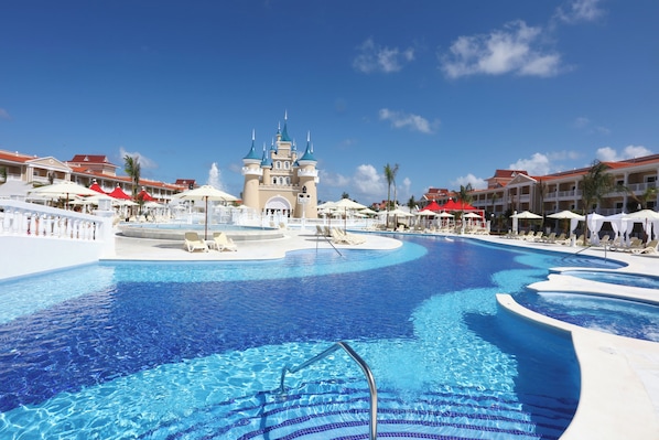 2 outdoor pools, free cabanas, pool umbrellas