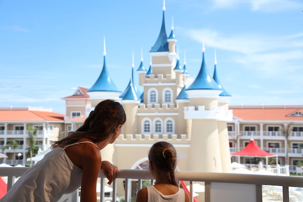 Caja de seguridad en la habitación, escritorio y cortinas blackout