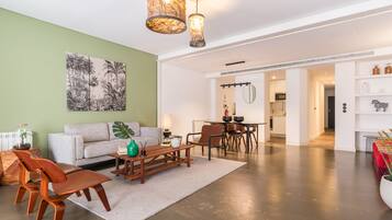 Căn hộ Deluxe, 1 phòng ngủ, khu vực vườn | Khu phòng khách | TV màn hình phẳng