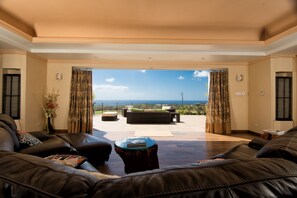 Televisión, consola de videojuegos y reproductor de DVD 