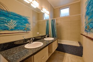 Combined shower/tub, hair dryer, towels - LA Maison Michelle (Lancaster)