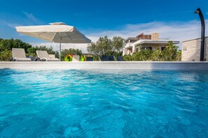 2 piscines extérieures