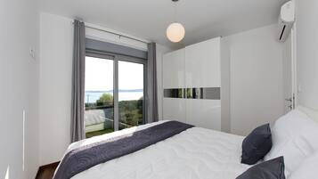 1 bedroom, premium bedding, desk, soundproofing