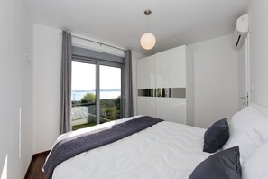 1 bedroom, premium bedding, desk, soundproofing