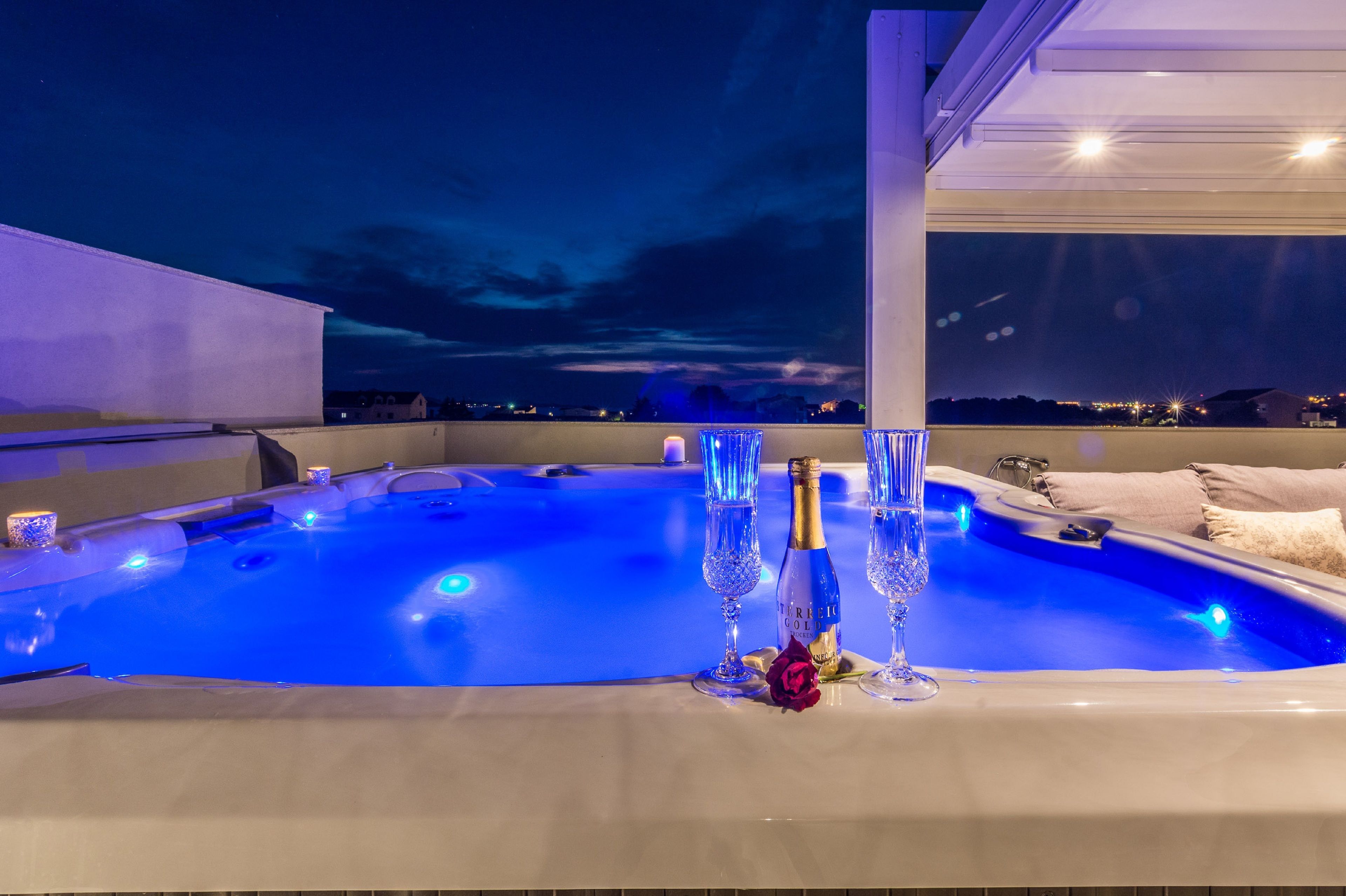 Superior Apartment, 2 Bedrooms, Jetted Tub, Executive Level | Outdoor spa tub