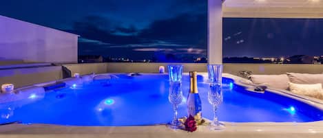 Appartement Supérieur, 2 chambres, baignoire à jets, niveau Exécutif | Bain à remous extérieur