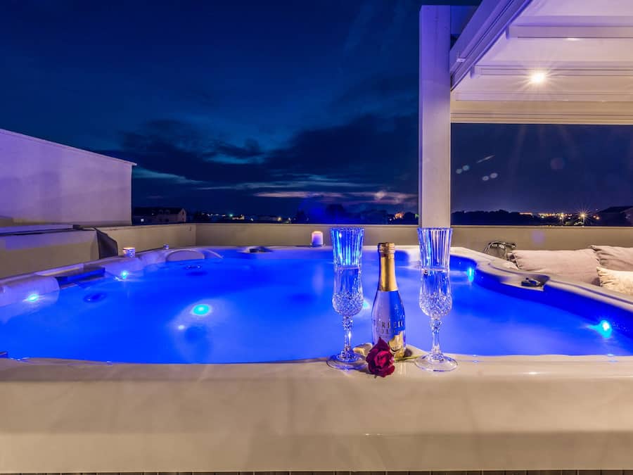 Superior Apartment, 2 Bedrooms, Jetted Tub, Executive Level | Outdoor spa tub