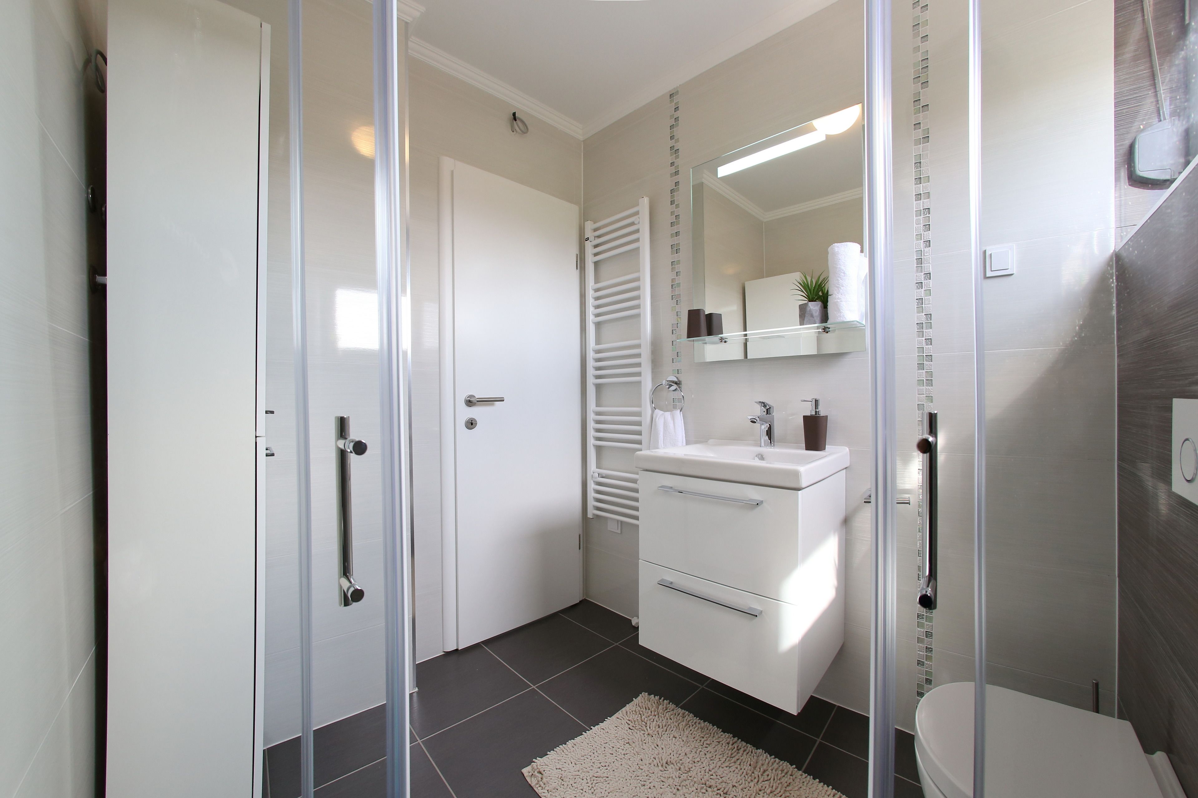 Shower, free toiletries, hair dryer, bidet