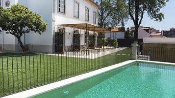 Außenpool, Sonnenschirme, Liegestühle