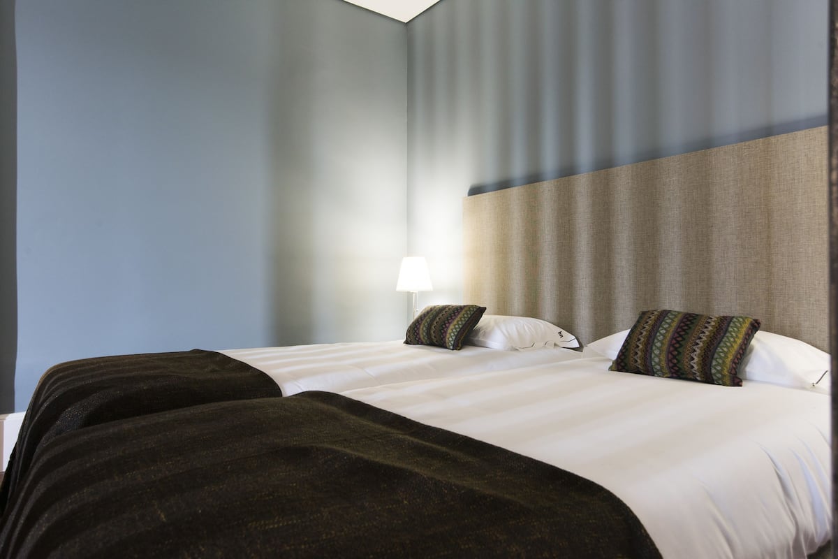Premier Studio | Free cribs/infant beds, free WiFi, bed sheets