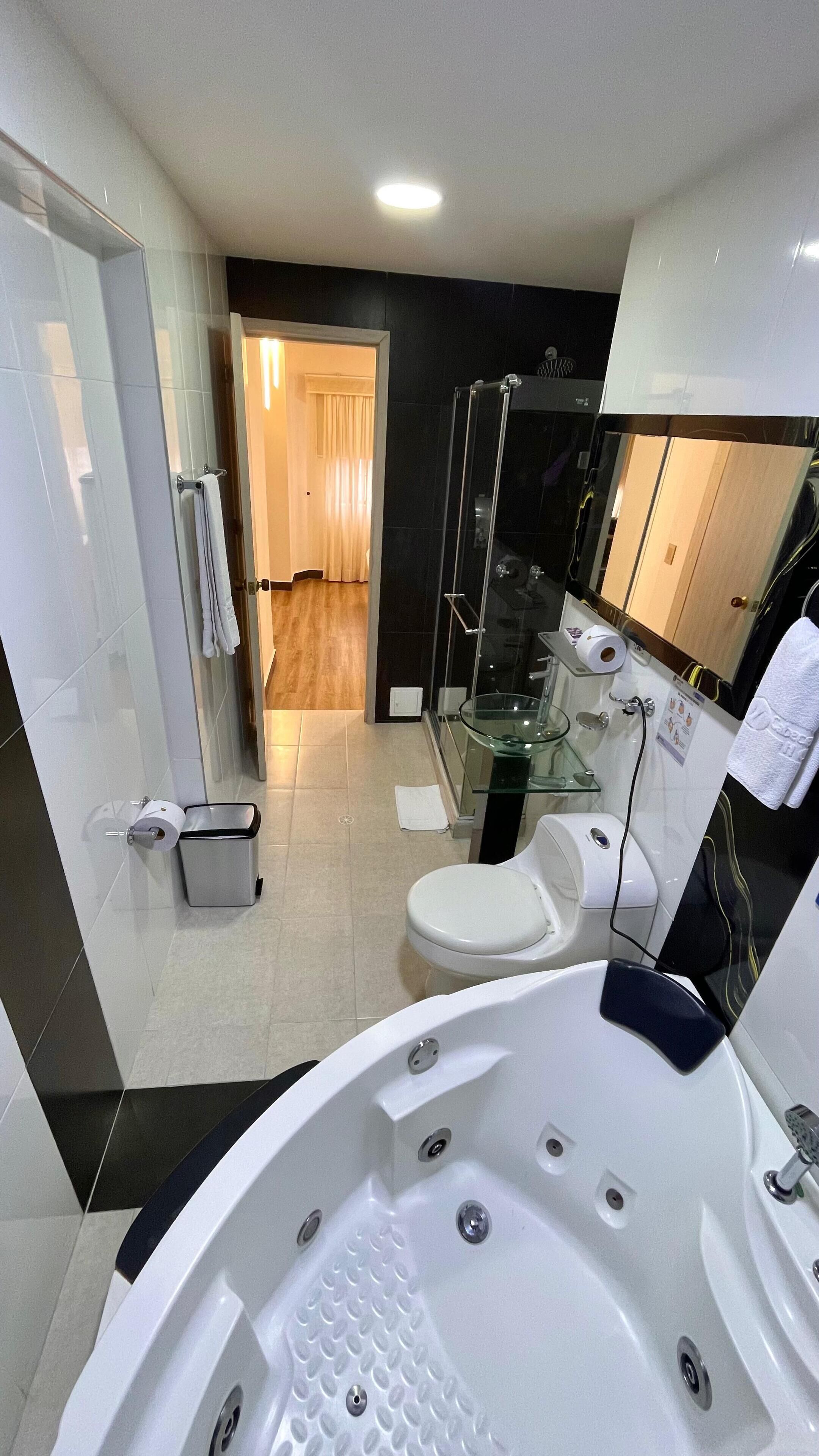 junior suite | bathroom | free toiletries, hair dryer, towels