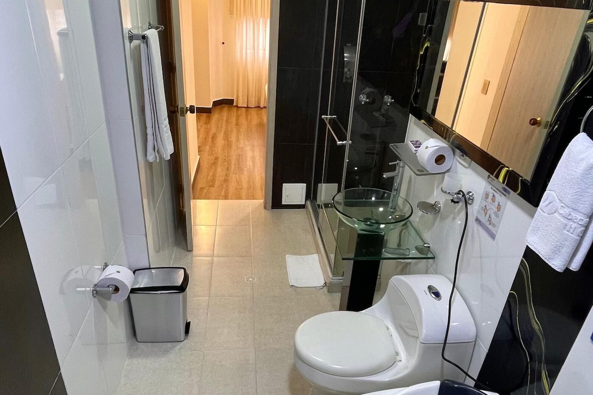 junior suite | bathroom | free toiletries, hair dryer, towels