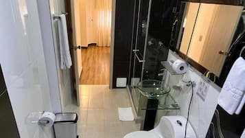 Junior Suite | Bathroom | Free toiletries, hair dryer, towels