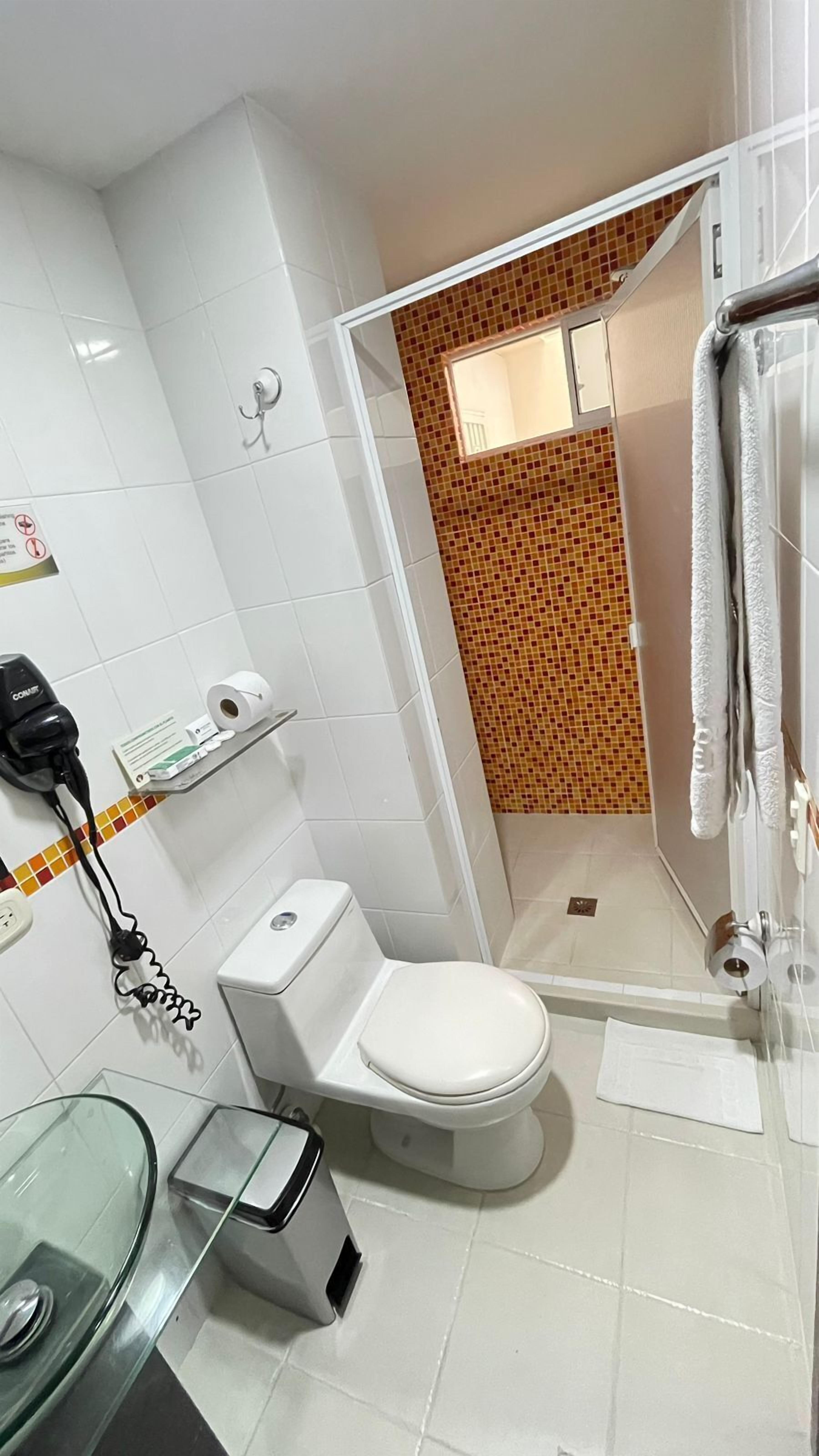 standard room | bathroom | free toiletries, hair dryer, towels