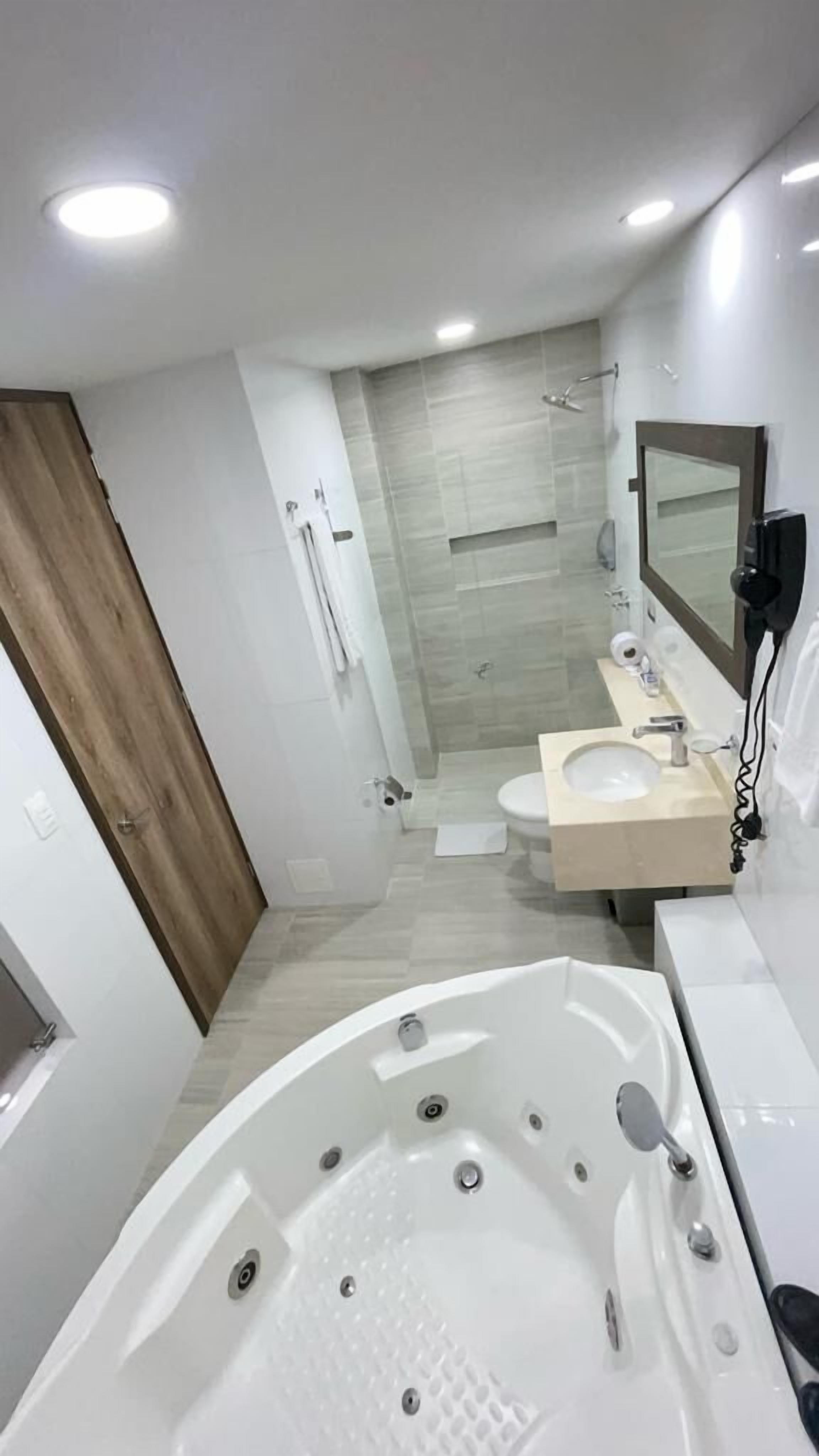 junior suite | bathroom | free toiletries, hair dryer, towels