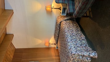 Standard Room, 1 Queen Bed | Individually decorated, individually furnished, desk, blackout curtains
