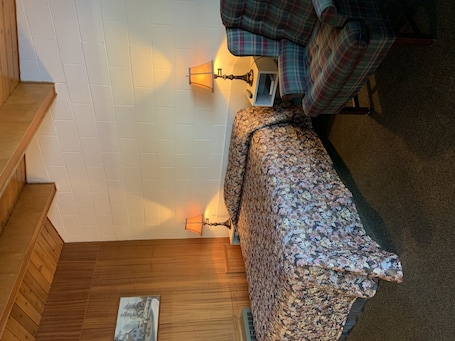 Standard Room, 1 Queen Bed | Individually decorated, individually furnished, desk, blackout drapes