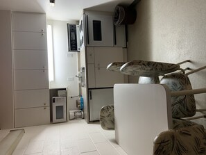 Standard Suite, 1 Bedroom, Kitchenette | Private kitchen | Mini-fridge, microwave, coffee/tea maker - Ace Crown Motel (Medicine Hat)