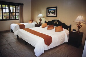 أغطية فراش متميزة ومكتب ومكواة/لوح كي وإنترنت سلكي مجاني