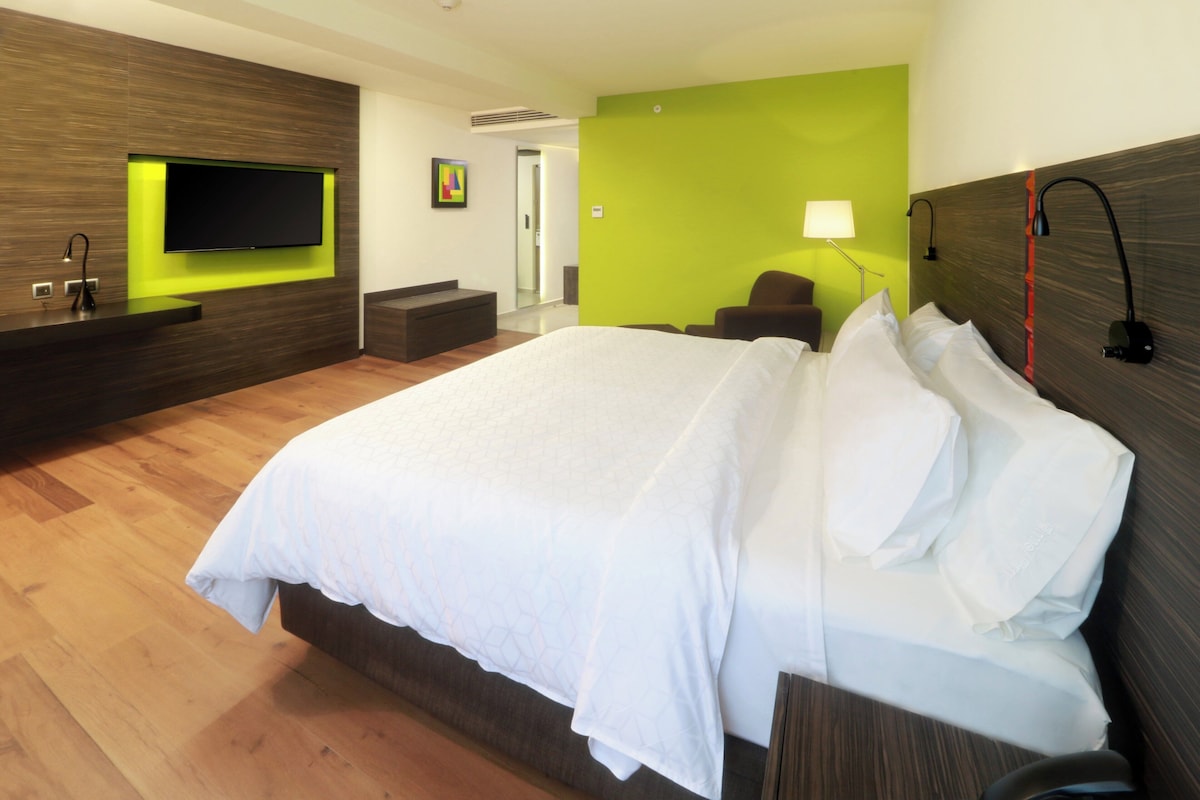Standard Room, 1 King Bed | Desk, blackout drapes, iron/ironing board, WiFi (free)