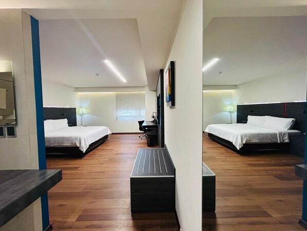 Skrivebord, blendingsgardiner, strykejern/-brett og wi-fi (inkludert)