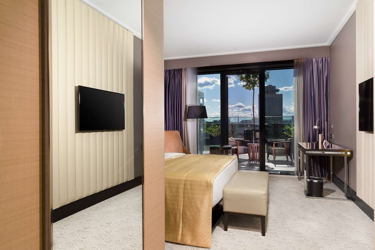 Rom, 1 kingsize-seng, terrasse | Senger med Select Comfort-madrass, minibar, safe på rommet og skrivebord