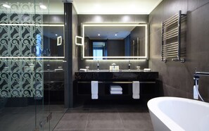 Articles de toilette (gratuits), séchoir à cheveux, peignoirs