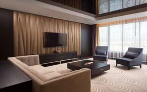 Presidential Suite | Living room | Flat-screen TV, MP3 dock - DoubleTree by Hilton Hotel Minsk (Minsk)